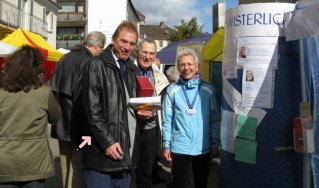 Der Oberbürgermeister von Solingen hängt sein Statement auf